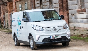 MAXUS eDELIVER 3: Wendiger Elektro­transporter – erhältlich in zwei Fahrzeuglängen, mit einer max. E-Reichweite von bis zu 240 km (WLTP).