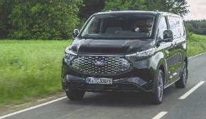 E-Transit Custom und  Transit Custom PHEV:  Die E-Variante bietet über 340 km Reichweite. Der PHEV schafft über 50 km lokal  emissionsfrei.