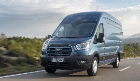 E-Transit: Der Ford E-Transit ist als  Kastenwagen, Doppelkabine oder Fahrgestell und mit 2 unterschiedlichen Batteriegrößen lieferbar, die Reichweite liegt bei bis zu 402 km.
